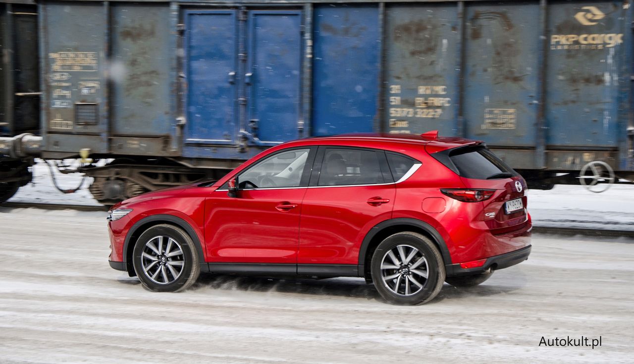 Mazda CX-5 z 2,5-litrowym motorem daje dobrą dynamikę, ale nie wyróżnia się szczególnie na tle mniejszych silników z doładowaniem.