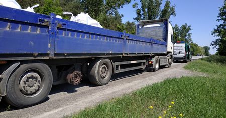 Przewoził kostkę naczepą bez koła. Inspektorzy nie mogli uwierzyć
