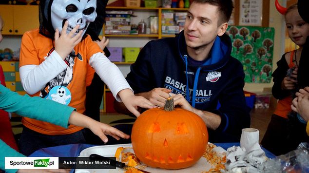 Marcin Nowakowski prezentuje ozdoby halloweenowe, które stworzył razem z podopiecznymi Przedszkola Publicznego nr 5 w Szczecinie