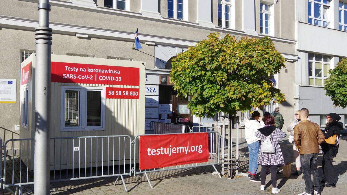 Stock MaBaPHOTO: ZOFIA I MAREK BAZAK / EAST NEWS   Wojewodztwo pomorskie miasto Gdynia ulica Wojta Radtkego1, szpital miejski sw. Wincentego a Paulo  N/z kolejka do punktu wykonywania testow na koronawirusa SARS-CoV-2, COVID-19ZOFIA BAZAK