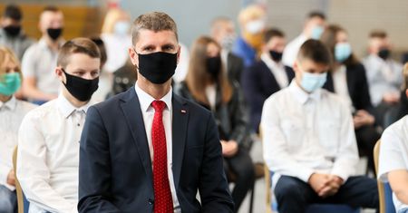 Powrót do szkoły. Opozycja rozpoczyna kontrole w kuratoriach oświaty, PiS murem za ministrem edukacji
