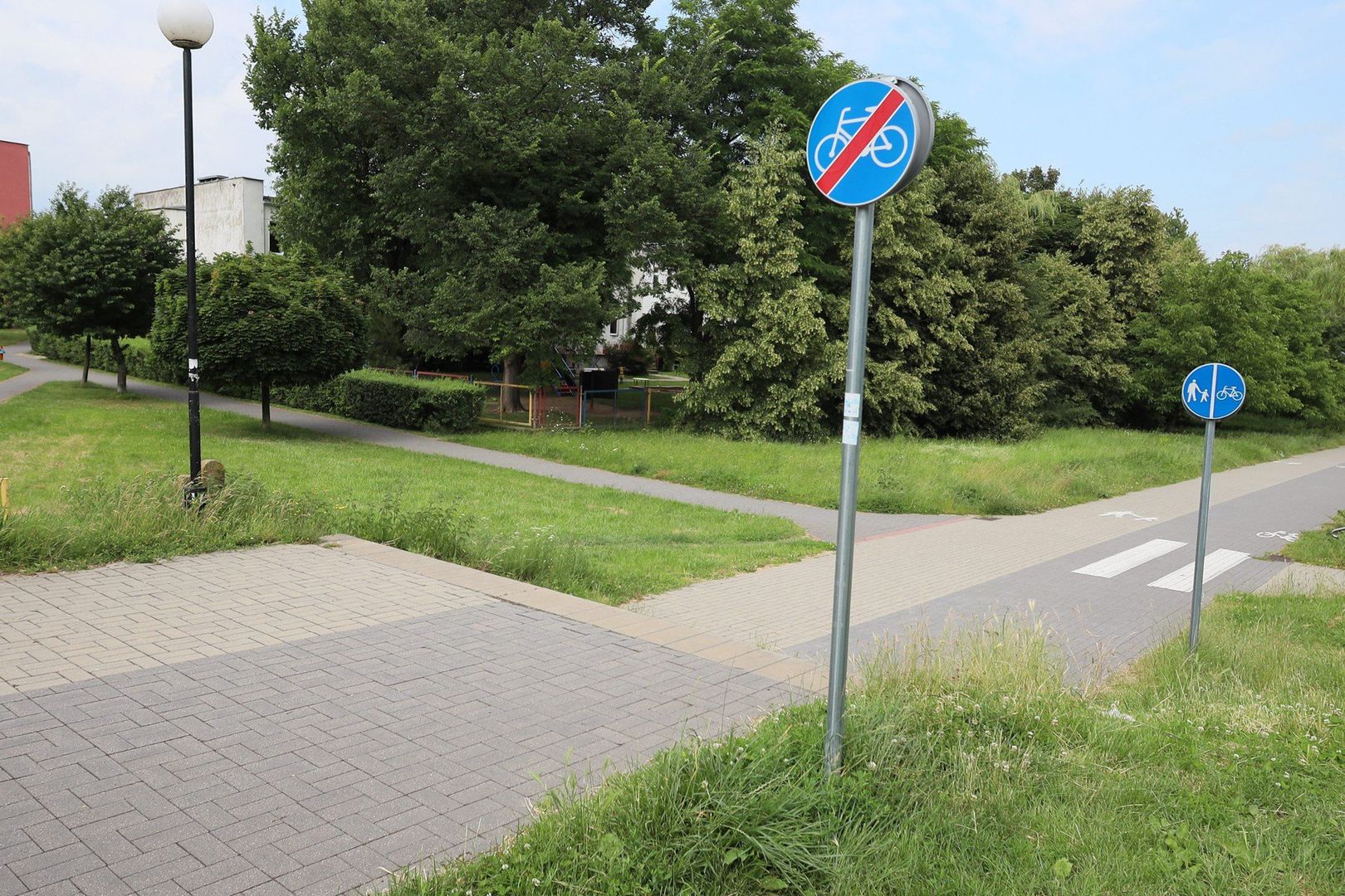 Ścieżka rowerowa na Czubach przedzielona...schodami. „To absurdalne i groźne”