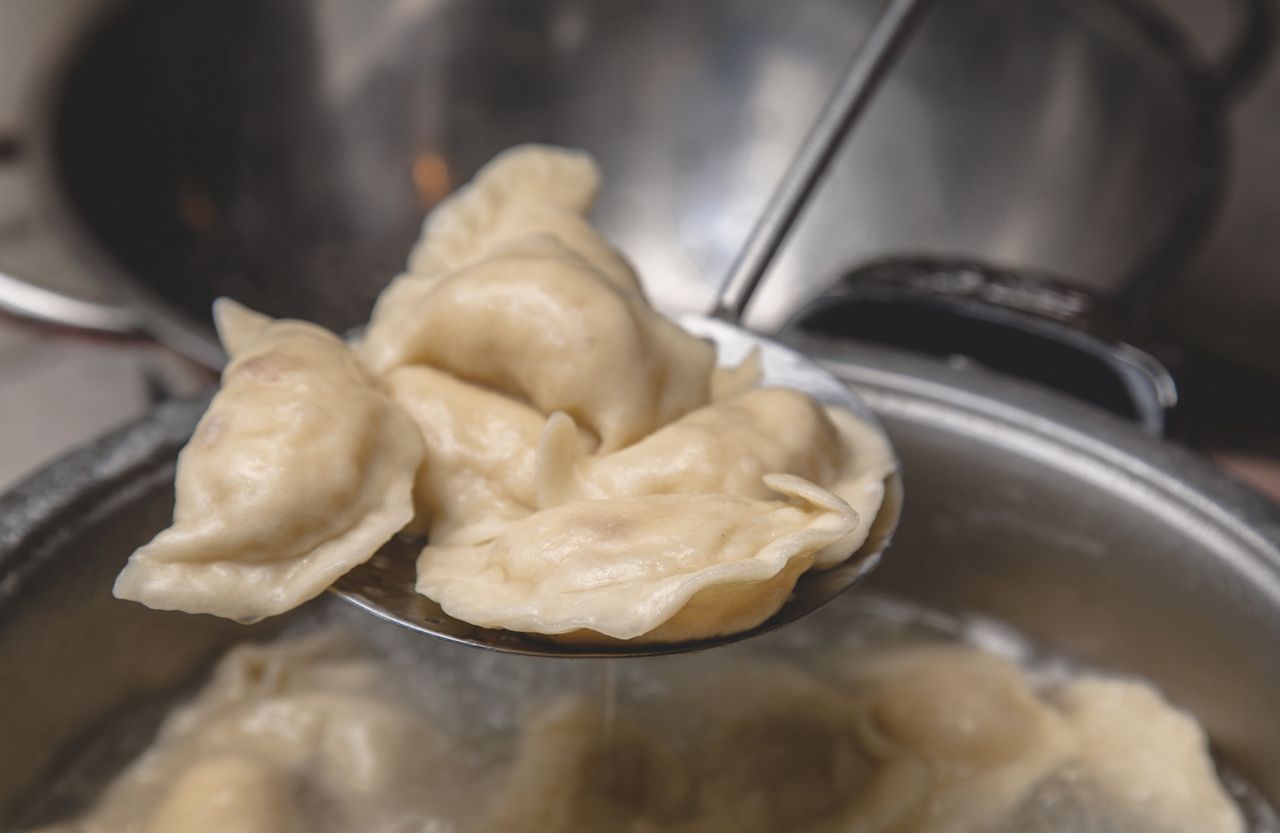 Gotujesz tak pierogi? To dlatego pękają