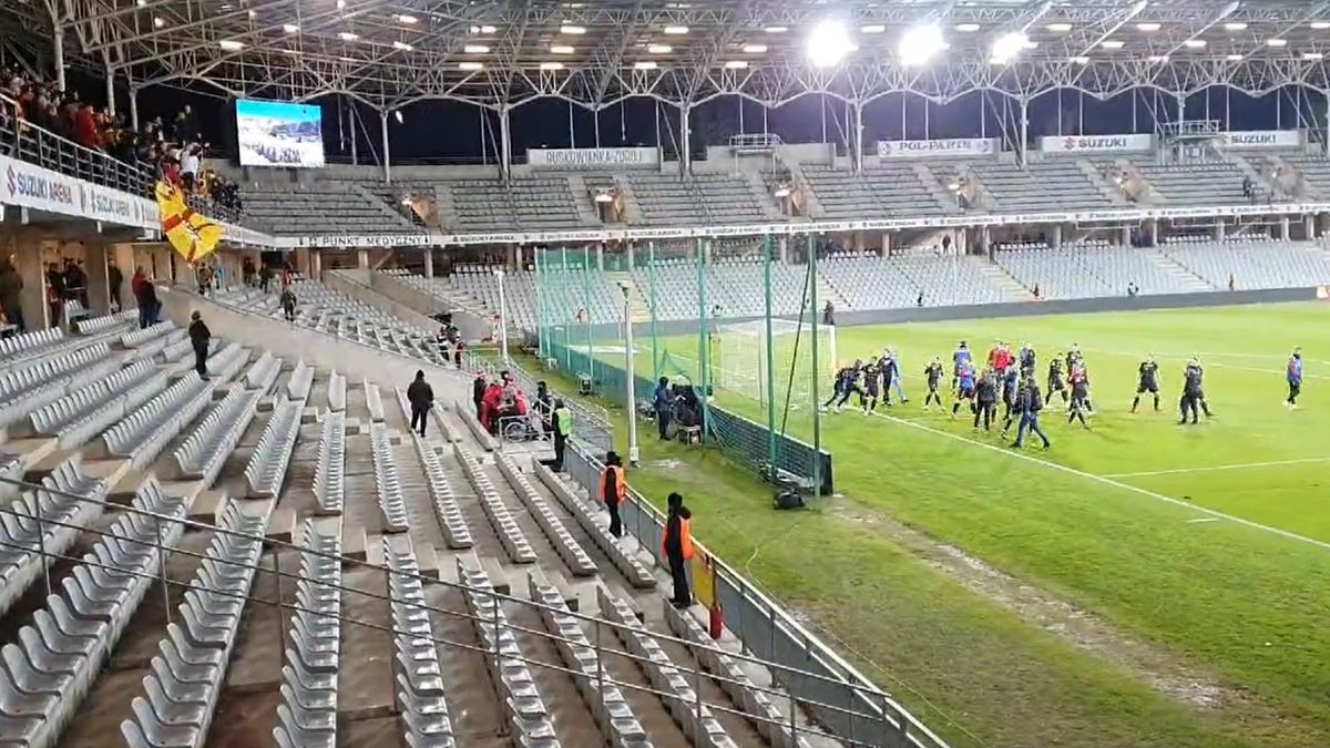 Kibice Korony Kielce rzucają butelkami w piłkarzy Widzewa nad sektorem niepełnosprawnych kibiców 