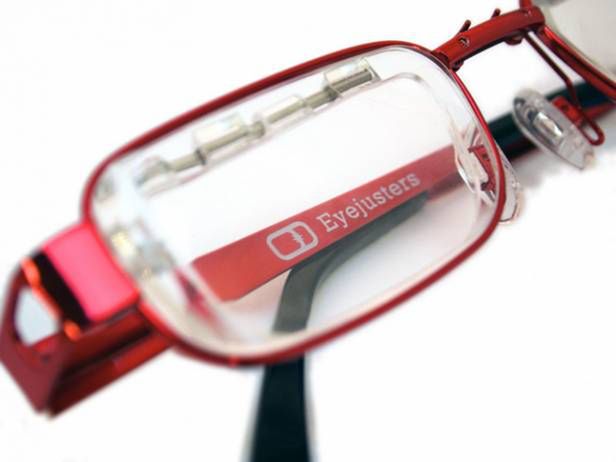 Okulary Eyejusters - użytkownik sam dopasuje soczewki do wady wzroku 4