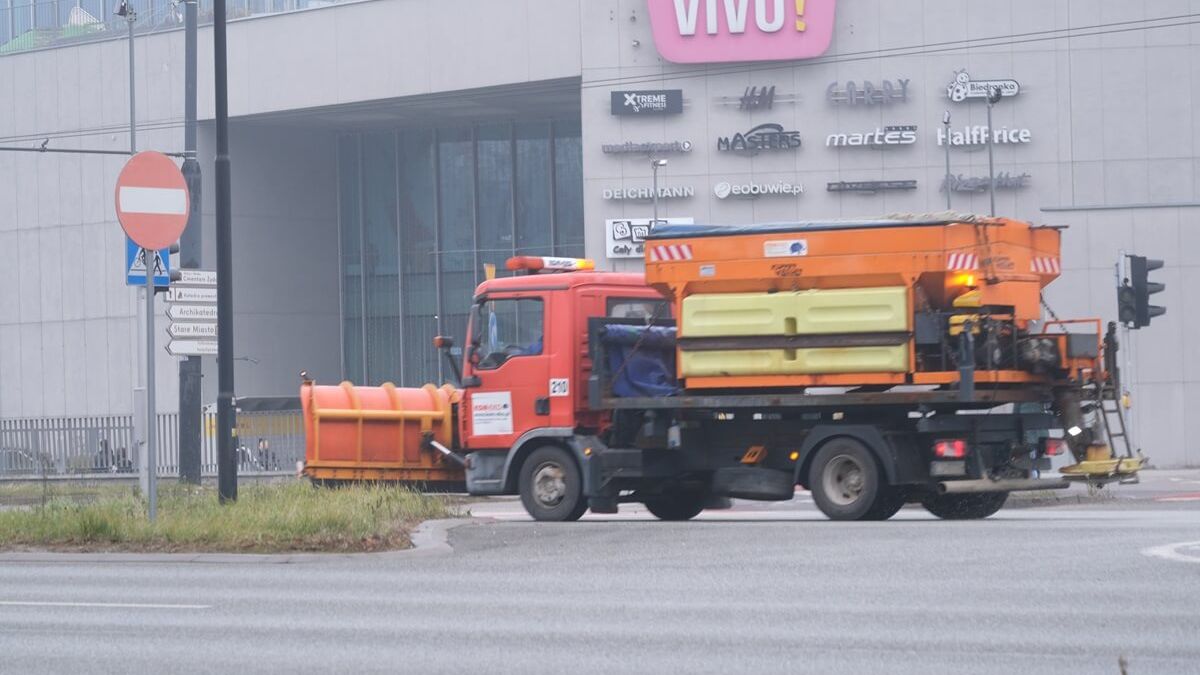 Pługosolarka posypująca sól na ulice Lublina