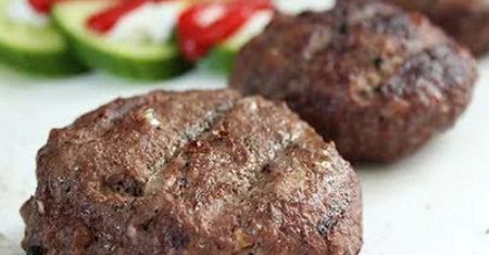 Majówkowy przepis last-minute! Grillowane kotlety mielone z mozzarellą