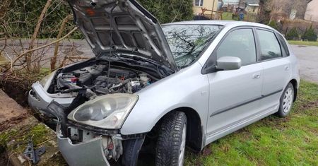 Za szybko, za wściekle. Młoda kobieta pędziła Hondą łamiąc przepisy. Na koniec uderzyła w betonowy słup