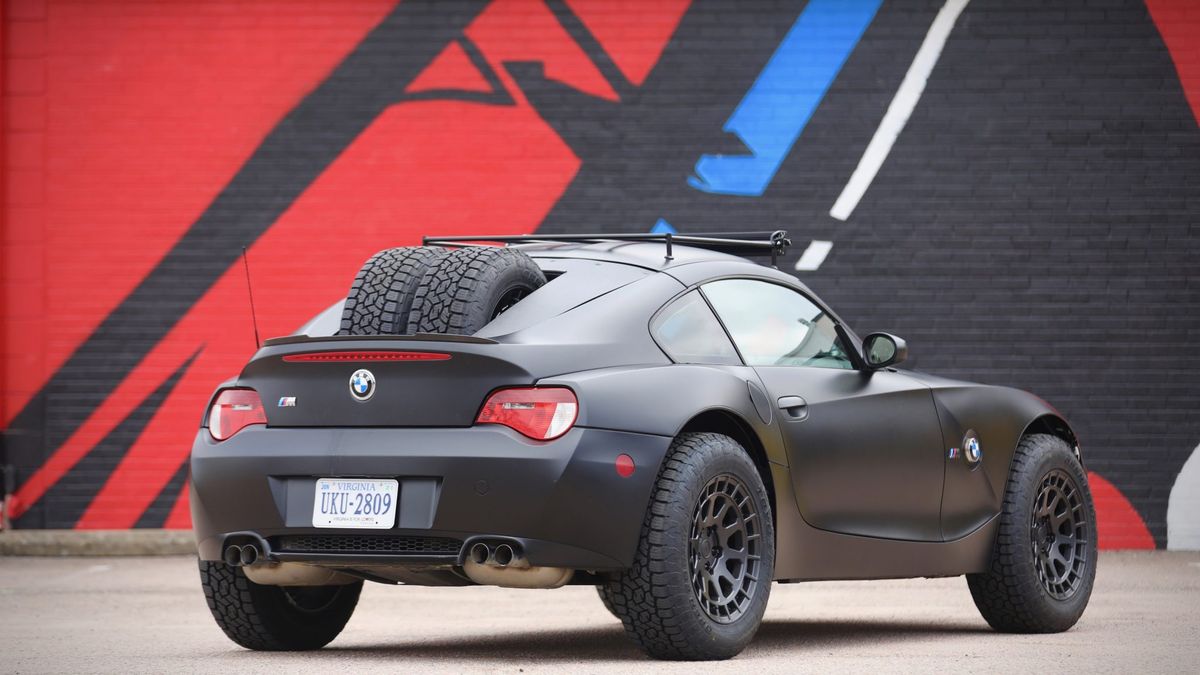 BMW Z4 M wygląda jakby zjechało z trasy rajdu Baja
