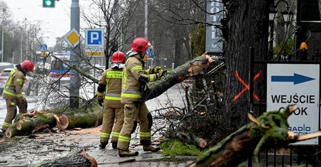 Bilans wichur. Tysiące interwencji, setki zerwanych dachów