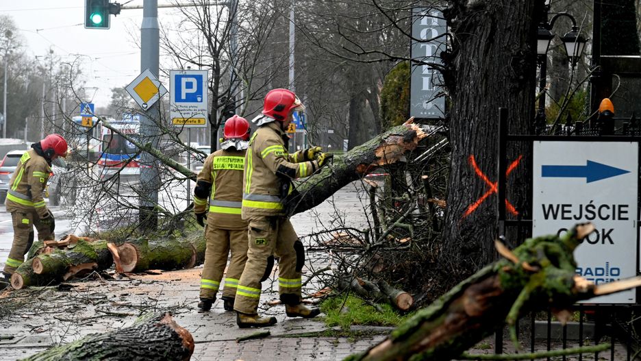 Tysiące interwencji, setki zerwanych dachów