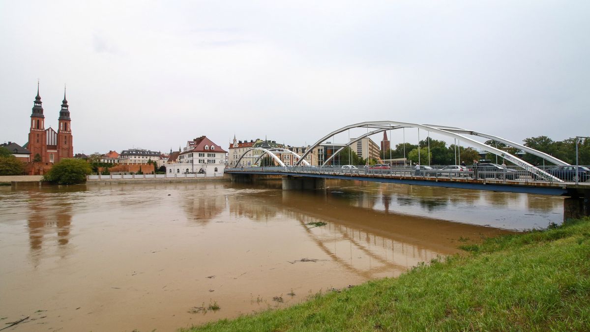 PAP / Krzysztof Świderski / Na zdjęciu: rzeka Odra przekroczyła w Opolu stan alarmowy