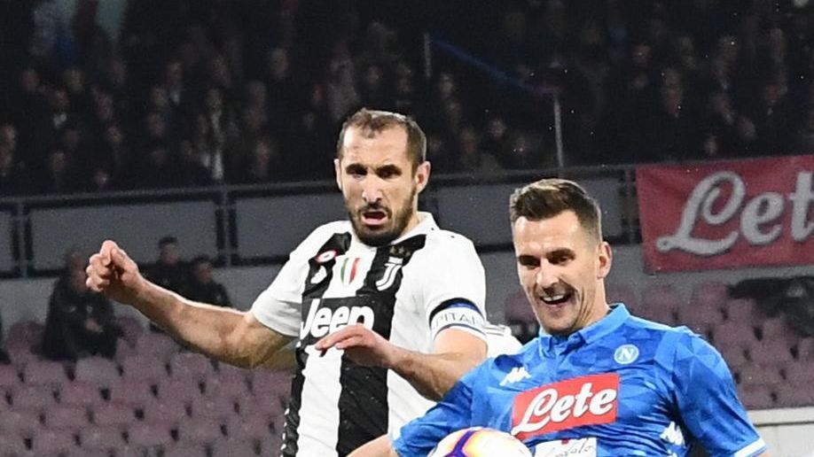 Giorgio Chiellini (z lewej) i Arkadiusz Milik (z prawej)