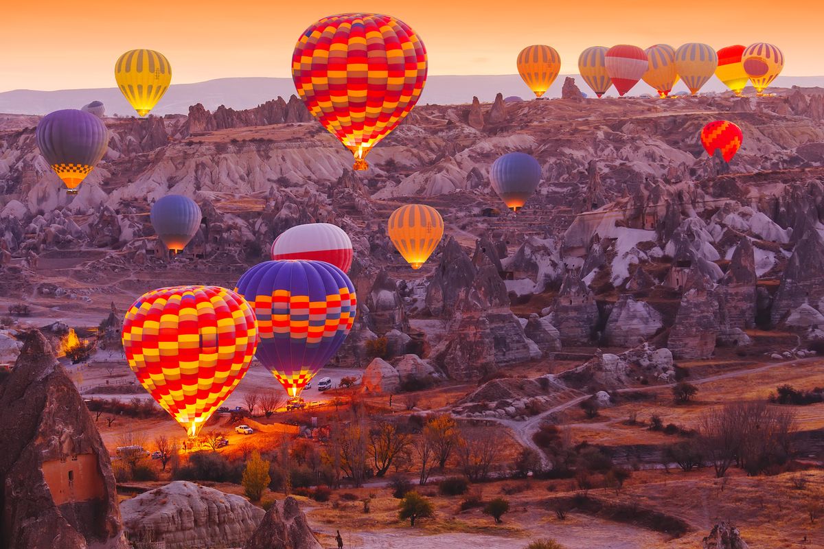 Lot balonem nad Kapadocją to uwielbiana przez turystów atrakcja Turcji 