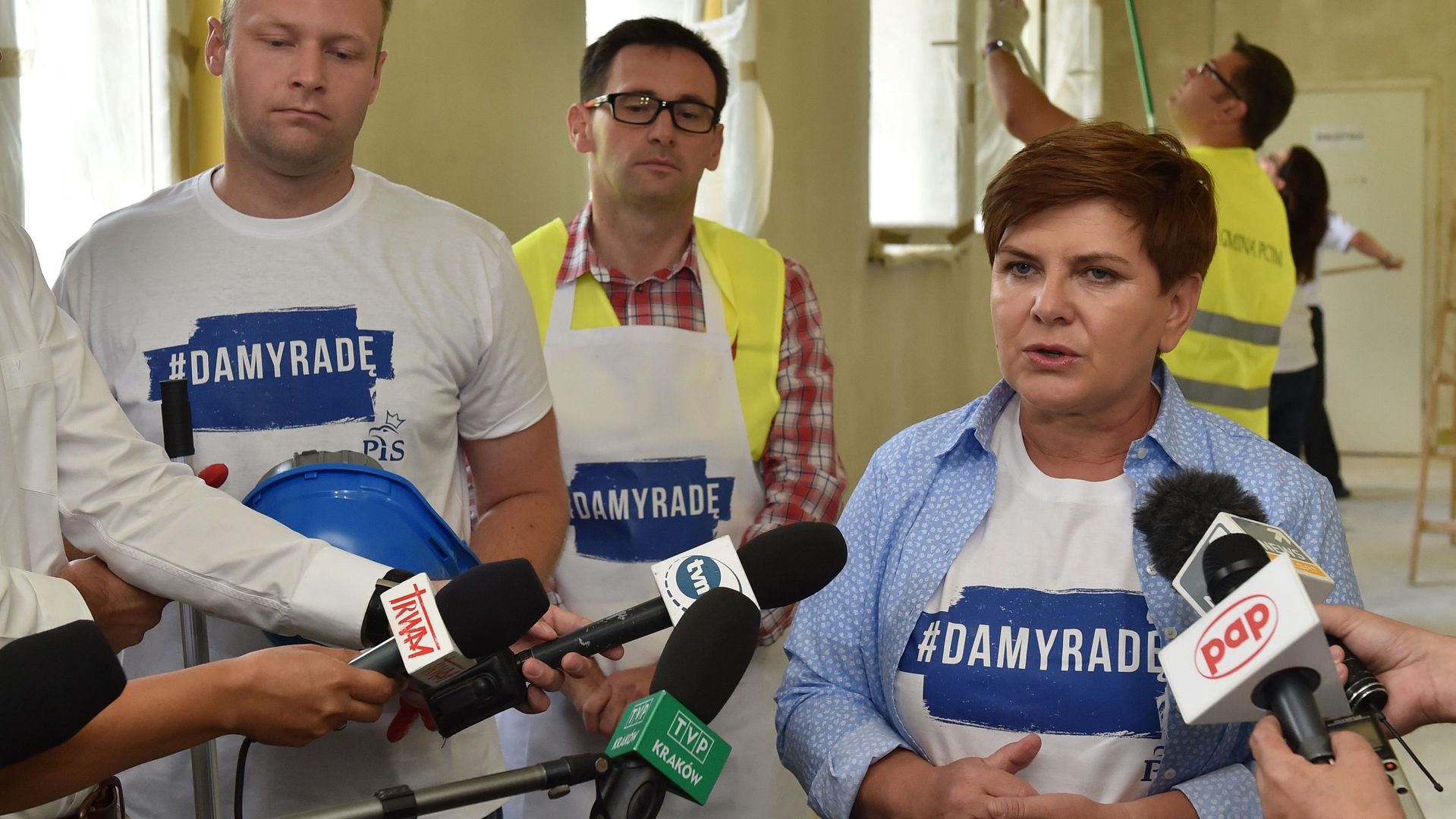 2015 r. Daniel Obajtek i Beata Szydło malują szkołę w Pcimiu w koszulkach z kampanijnym hasłem "Damy radę". I rzeczywiście po wyborach dano dużo rad. 