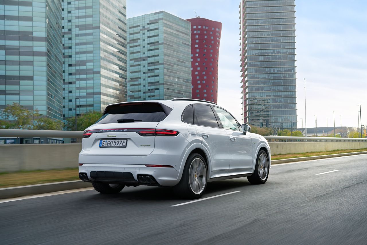 Porsche Cayenne E-hybrid jest nie tylko ekonomiczny, ale także bardzo dynamiczny. Do 200 km/h rozpędza się w mniej niż 20 s.