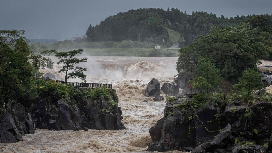 Tajfun Nanmadol uderzył w Japonię. 9 mln ludzi wezwanych do ewakuacji