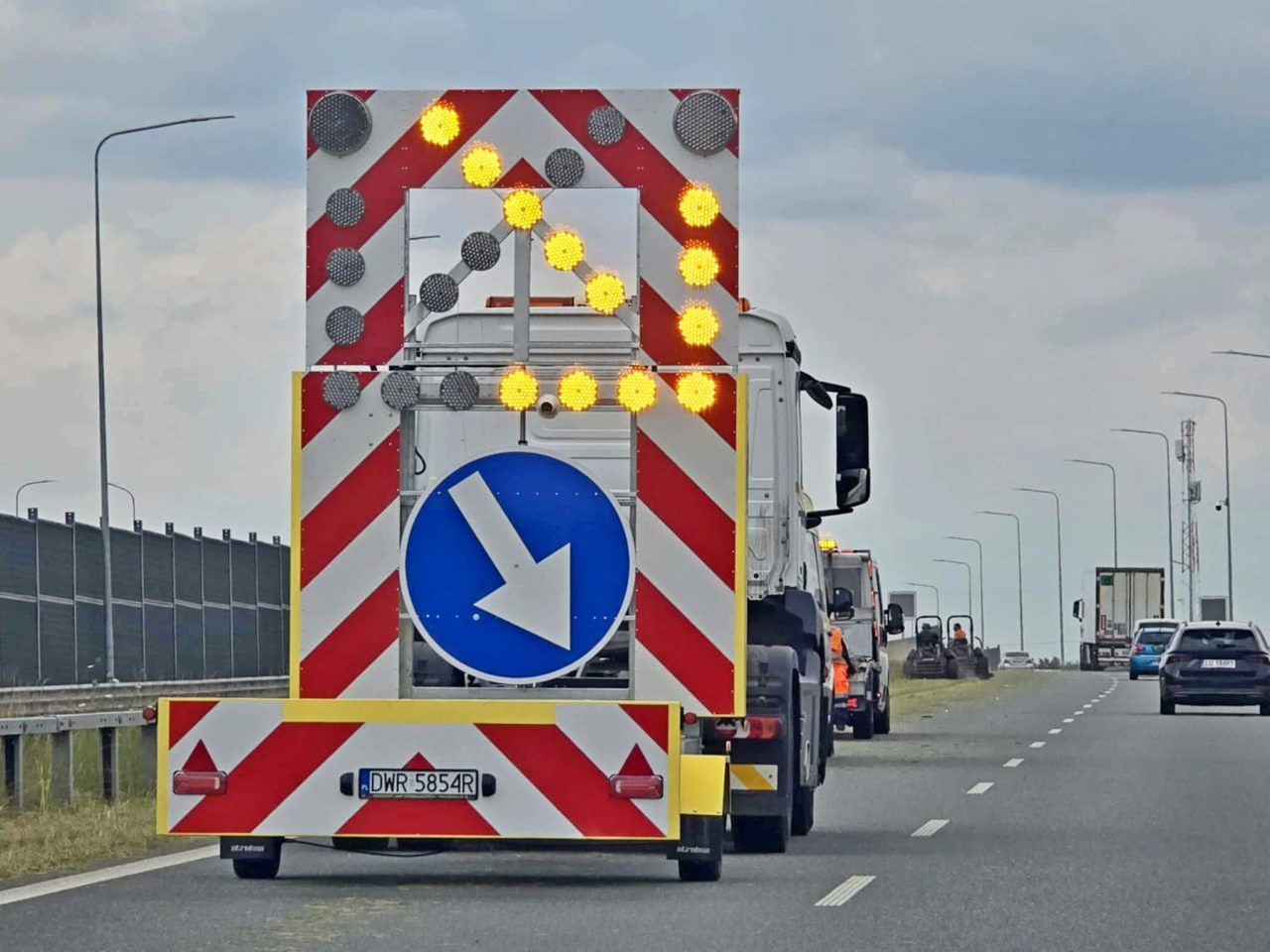 Jordanowo: Ciężarówka wjechała w pojazd drogowców na autostradzie A2