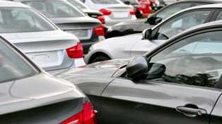 Używane, ale niemal nowe. Coraz więcej Polaków wybiera auta do trzech lat i płaci za nie mniej