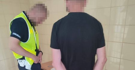 Policjanci zatrzymali opla. Kierowca był tak pijany, że nie mógł ustać na nogach. To nie koniec jego problemów
