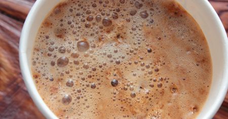 Pij filiżankę za filiżanką. Kawa z tym dodatkiem pomoże pozbyć się oponki z brzucha