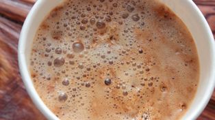 Pij filiżankę za filiżanką. Kawa z tym dodatkiem pomoże pozbyć się oponki z brzucha