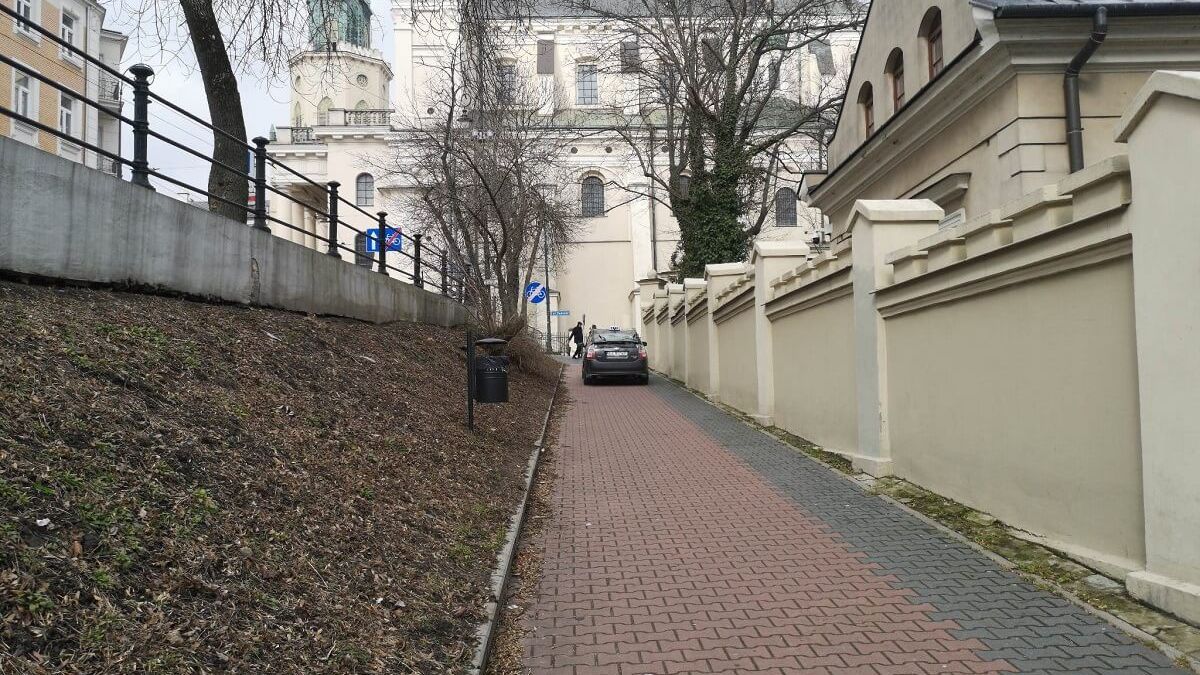 Kierowca taksówki postanowił skrócić sobie trasę