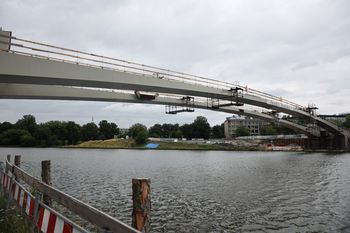 Kładka Kazimierz-Ludwinów połączyła brzegi krakowskiej Wisły. Wygląda imponująco! Inwestycja za ponad 100 mln zł za półmetkiem