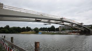 Kładka Kazimierz-Ludwinów połączyła brzegi krakowskiej Wisły. Wygląda imponująco! Inwestycja za ponad 100 mln zł za półmetkiem