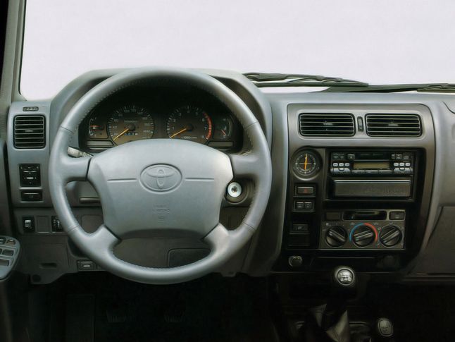 Deska rozdzielcza nie odbiega od poziomu jaki prezentowała Carina E czy nawet pierwszy Avensis.