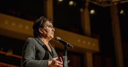 Karta Dużej Rodziny. Ewa Kopacz zapewnia, że pieniądze na ulgi są