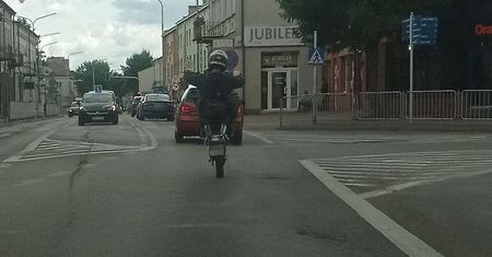 18-latek na jednym kole jeździł ulicami miasta. Wszystko nagrały kamery