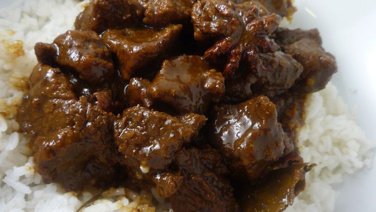 Duszona wołowina zrazowa górna (mięso i tłuszcz, II klasa mięsa)