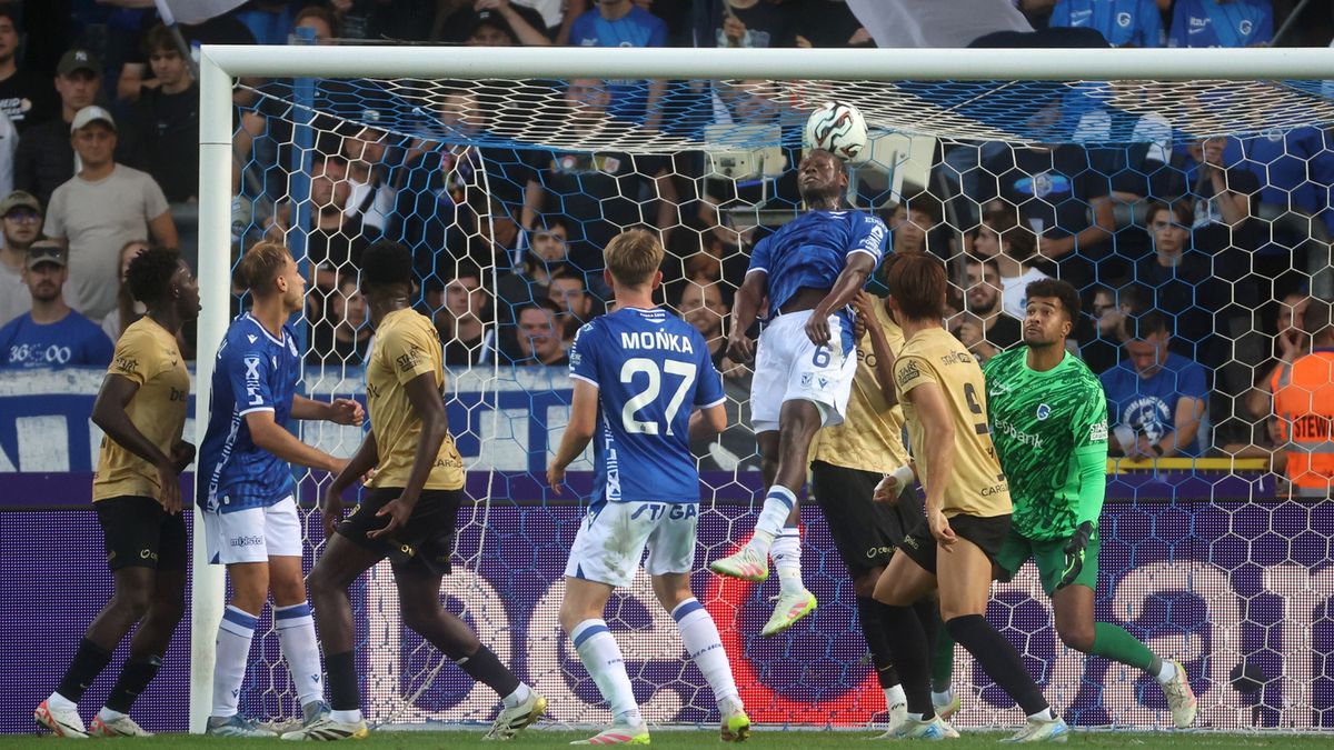 PAP/EPA / OLIVIER HOSLET / Na zdjęciu: piłkarze KRC Genk i Lecha Poznań