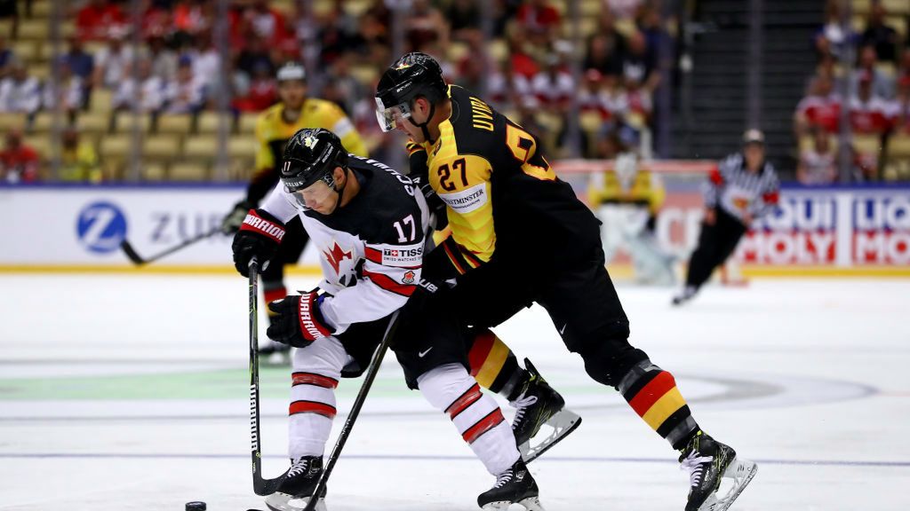 Zdjęcie okładkowe artykułu: Getty Images / Martin Rose / Na zdjęciu: Jaden Schwartz i Sebastian Uvira walczą o krążek