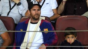 Messi pomaga Barcelonie z trybun. Z zabandażowaną ręką i synem