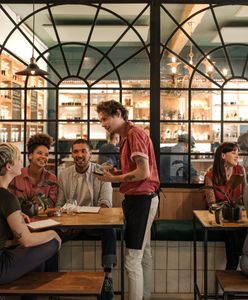 Kryzys uderzył w restauracje? Poszedł zjeść. "Trochę się zszokowalem"