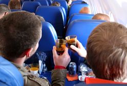 Picie alkoholu na pokładzie samolotu - co o tym myślą pracownicy linii lotniczych