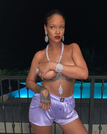 Rihanna bez stanika kusi piersią