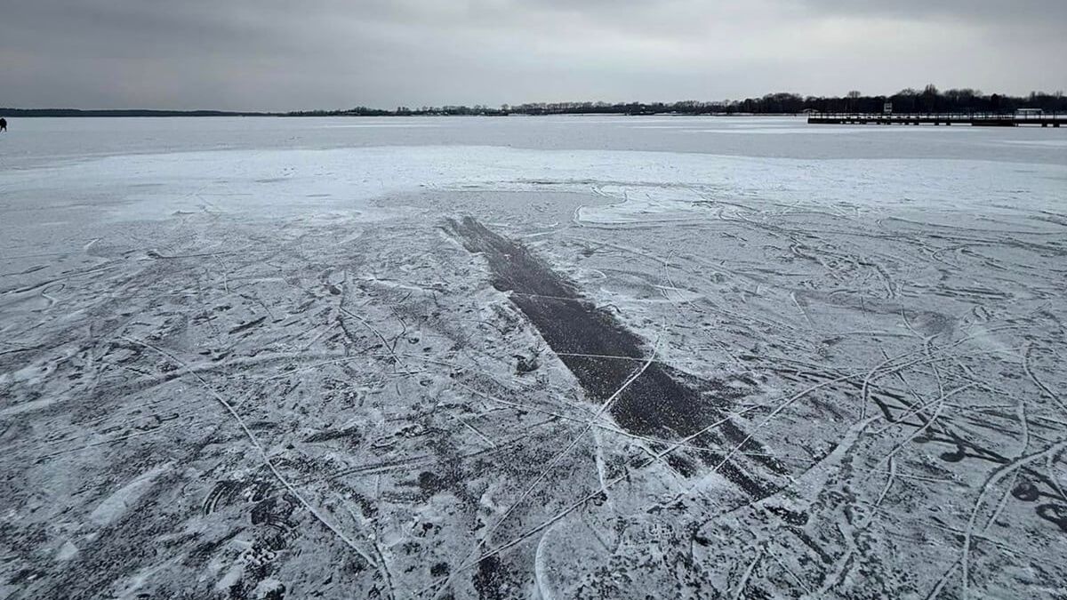Zamarznięta tafla Zalewu Zemborzyckiego
