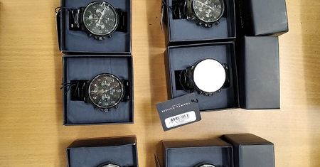 Podrabiane zegarki i biżuteria wielkiej wartości w paczkach z Chin