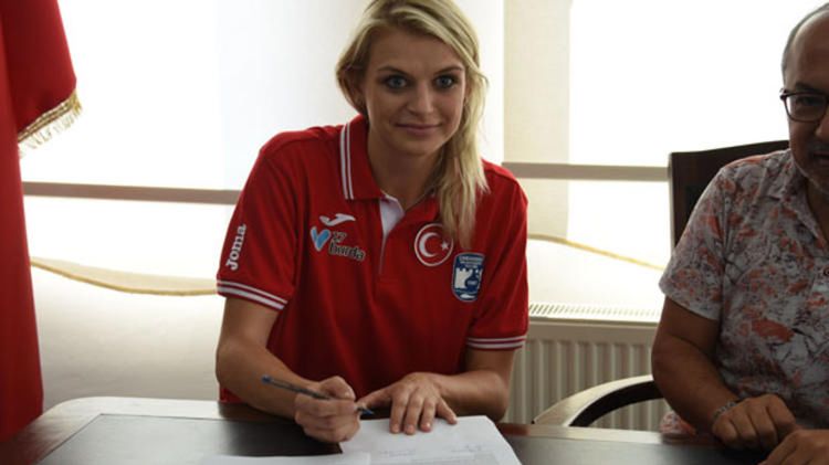 Zdjęcie okładkowe artykułu: Materiały prasowe / Çanakkale Gündem / Dominika Sobolska podpisująca kontrakt z Cannakale