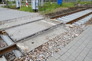 Fatalne przejście na remontowanym torowisku w Stalowej Woli. Utrudnia życie osobom z wózkami dziecięcymi i niepełnosprawnym