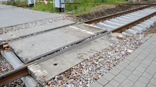 Fatalne przejście na remontowanym torowisku w Stalowej Woli. Utrudnia życie osobom z wózkami dziecięcymi i niepełnosprawnym