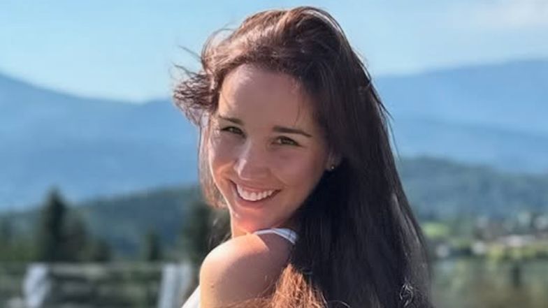 Lil Masti pręży się w białym stroju kąpielowym 