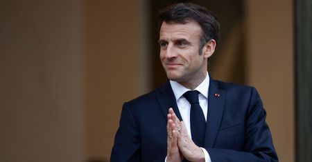 Macron zdjął "luksusowy" zegarek podczas wywiadu. Wywołał spore oburzenie internautów