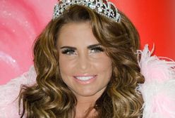 Katie Price i jej silikonowe piersi. Tak brytyjska gwiazda promuje swoją... książkę!