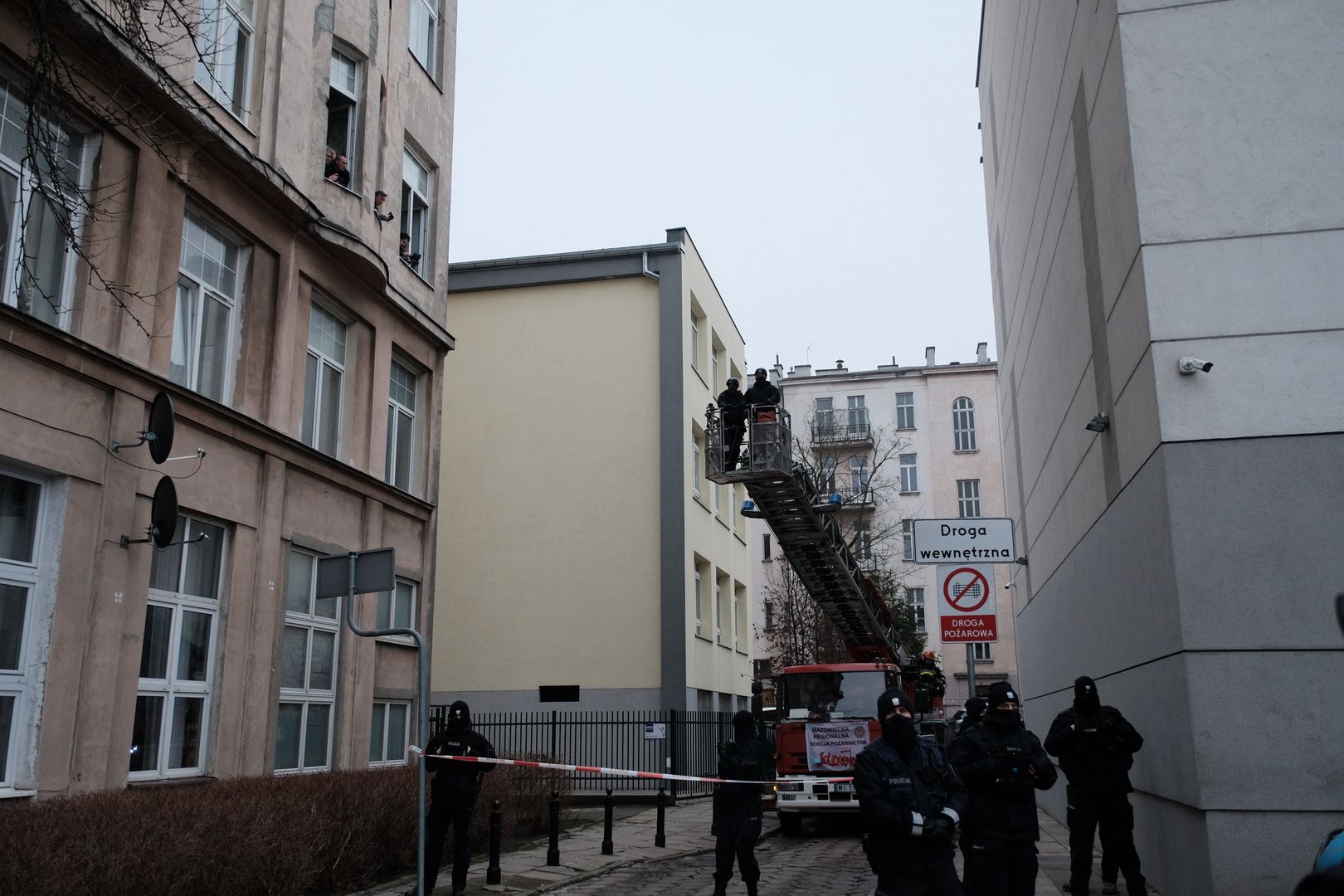 Policjanci zaglądali do okien. Byli na strażackim wysięgniku