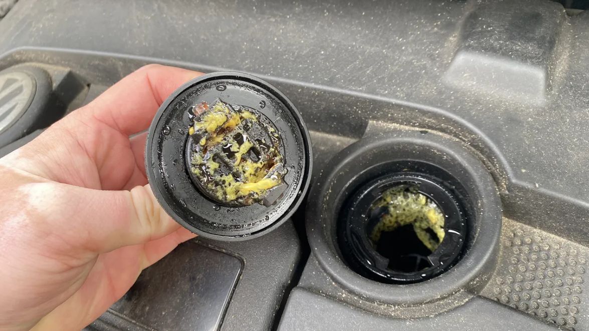 Żółta maź pod korkiem