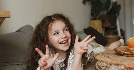 Jak budować pewność siebie u dziecka na co dzień – małe kroki, duży efekt